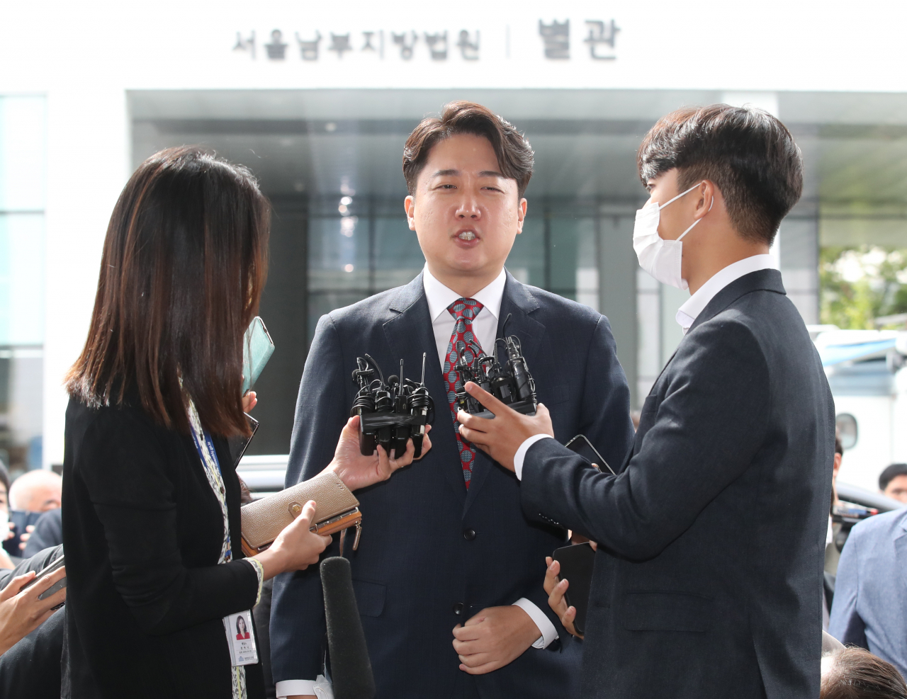 이준석 전 국민의힘 대표가 28일 서울 양천구 서울남부지방법원에서 열린 국민의힘 당헌 효력 정지 가처분 심문에 출석하며 입장을 밝히고 있다. [연합]