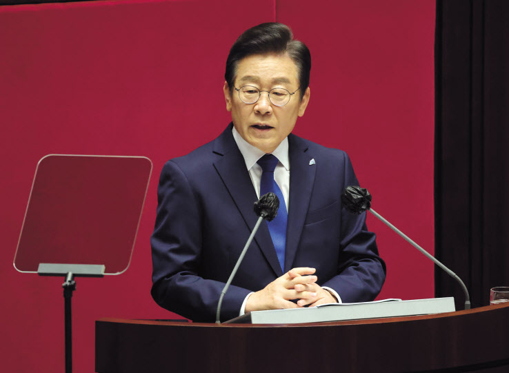 이재명 더불어민주당 대표가 28일 국회에서 열린 본회의에서 교섭단체 대표연설을 하고 있다. 이상섭 기자