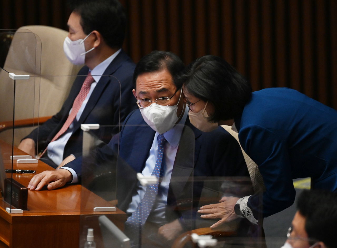 국민의힘 주호영 원내대표가 28일 서울 여의도 국회에서 열린 본회의에서 동료 의원과 대화하고 있다. [사진=이상섭 기자]