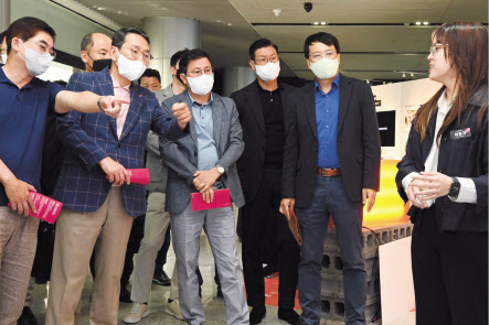 지난 8월 서울 양재동 LG전자 서초R&D캠퍼스에서 조주완 사장(왼쪽 둘째) 등 경영진이 디자인 크루가 제시하는 미래 콘셉트 제품을 살펴보고 Z세대의 의견을 듣고 있는 모습. [LG전자 제공]