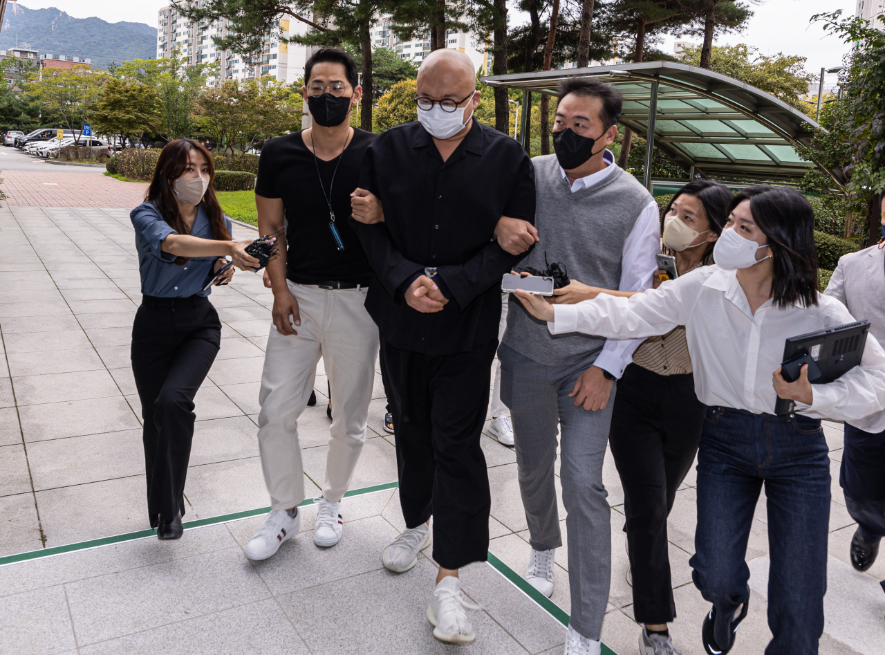 마약 투약 혐의를 받는 유명 작곡가와 사업가인 돈스파이크(본명 김민수)가 28일 오전 구속 전 피의자 심문(영장실질심사)을 받기 위해 서울 도봉구 서울북부지법에 출두하고 있다. [연합]