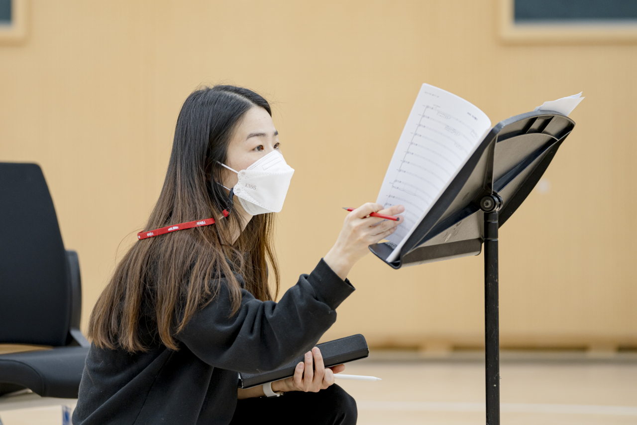소리꾼이자 작창가이며 작곡가이고 작가인 이자람이 국립창극단의 ‘나무, 물고기, 달’을 통해 작창, 작곡, 음악감독까지 세 명의 역할을 맡았다. 이자람은 “나는 중간자의 역할”이라며 “작가와 연출이 그리는 드라마를 최대한 서포트 하되 창극의 색깔을 잃지 않도록 했다”고 말했다.[국립극장 제공]