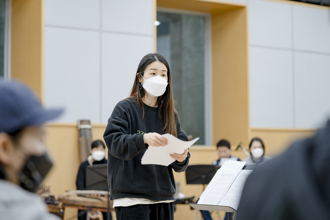 이자람은 국악뮤지컬 집단 타루에서 ‘바퀴벌레 약국의사’를 통해 생애 첫 작창을 시도한 이후, 자신의 창작 작업을 이어가고 있다. [국립극장 제공]