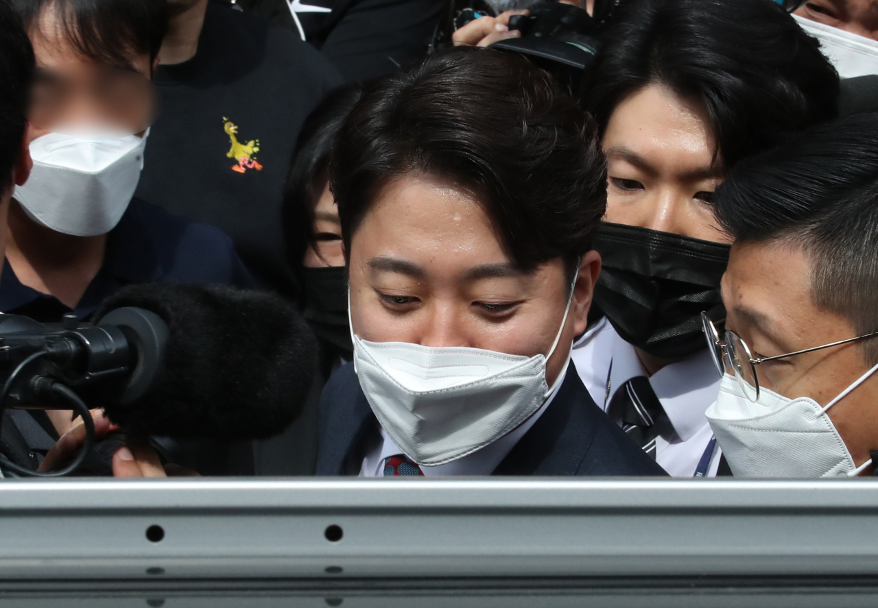 국민의힘 이준석 전 대표가 28일 서울 양천구 서울남부지방법원에서 열린 국민의힘 당헌 효력 정지 가처분 심문을 마친 뒤 법원 청사를 나서며 차에 타고 있다. 서울남부지법 민사51부(황정수 수석부장판사)는 이날 이 전 대표가 국민의힘과 정진석 비대위원장 및 비대위원 6명을 상대로 낸 3&sim;5차 가처분 신청 사건을 심문한다. [연합]