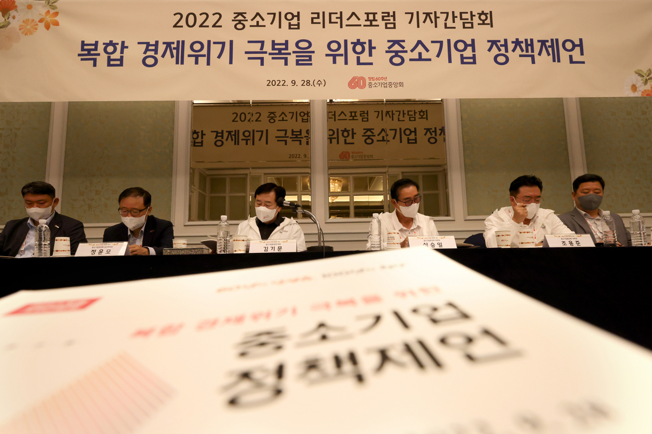 중소기업중앙회(회장 김기문.사진 가운데)가 28일 롯데호텔 제주에서 ‘2022 중소기업 리더스포럼’ 기자간담회에서 4대 정책 제언을 발표했다. [중기중앙회 제공]