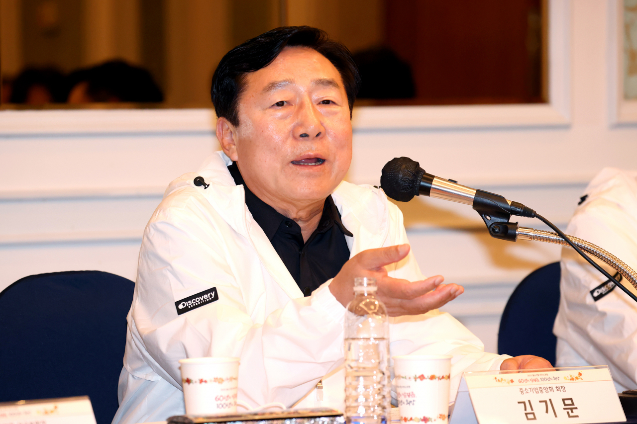 김기문 중소기업중앙회장이 28일 롯데호텔 제주에서 열린 ‘2022 중소기업 리더스포럼’ 기자간담회에서 질문에 답변하고 있다. [중기중앙회 제공]