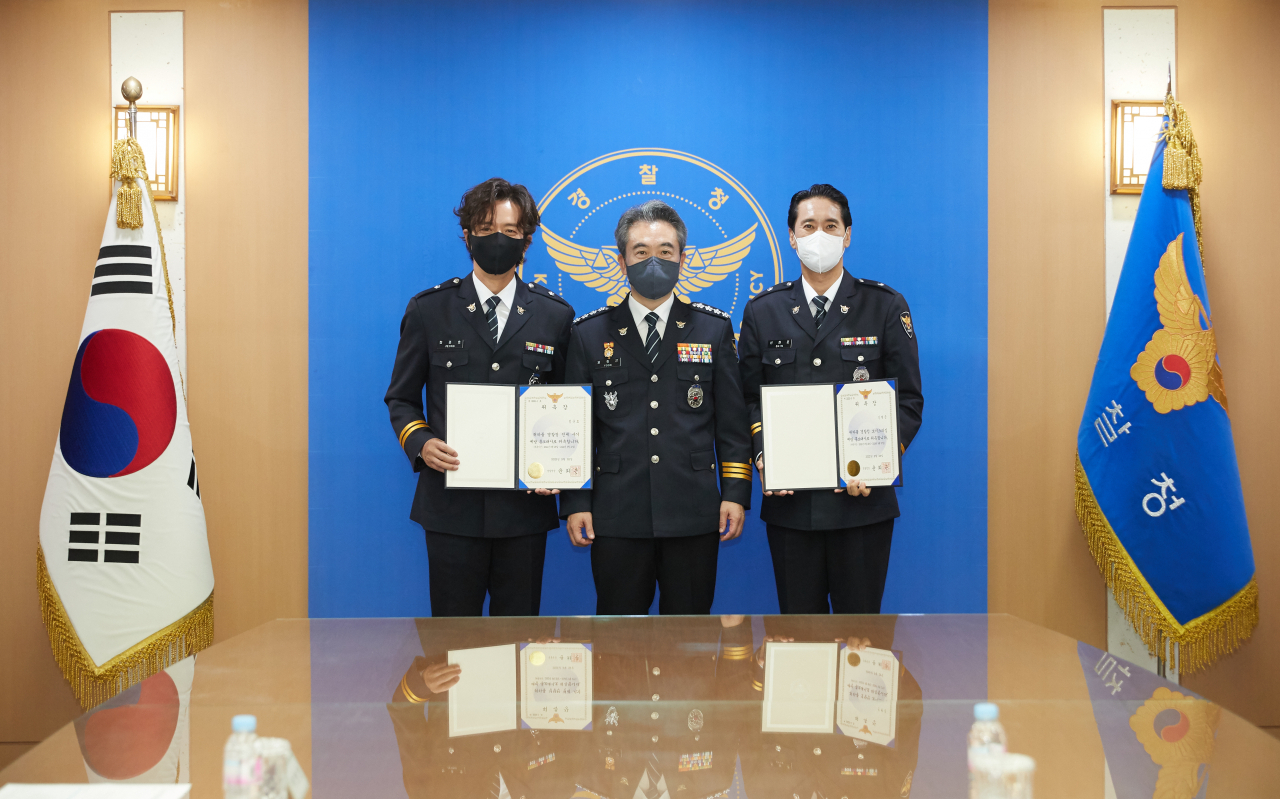윤희근 경찰청장(가운데)이 28일 배우 정준호 씨(왼쪽)와 신현준 씨를 각각 전세사기 예방 홍보대사, 보이스피싱 예방 홍보대사로 위촉하고 기념사진을 촬영하고 있다. [경찰청 제공]