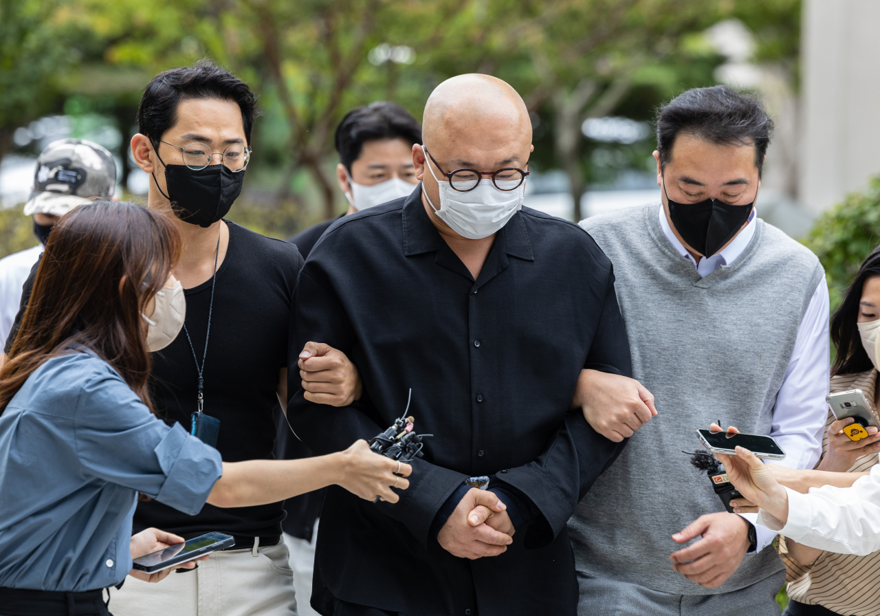 마약 투약 혐의를 받는 유명 작곡가와 사업가인 돈스파이크(본명 김민수)가 28일 오전 구속 전 피의자 심문(영장실질심사)을 받기 위해 서울 도봉구 서울북부지법에 출두하고 있다. 연합뉴스