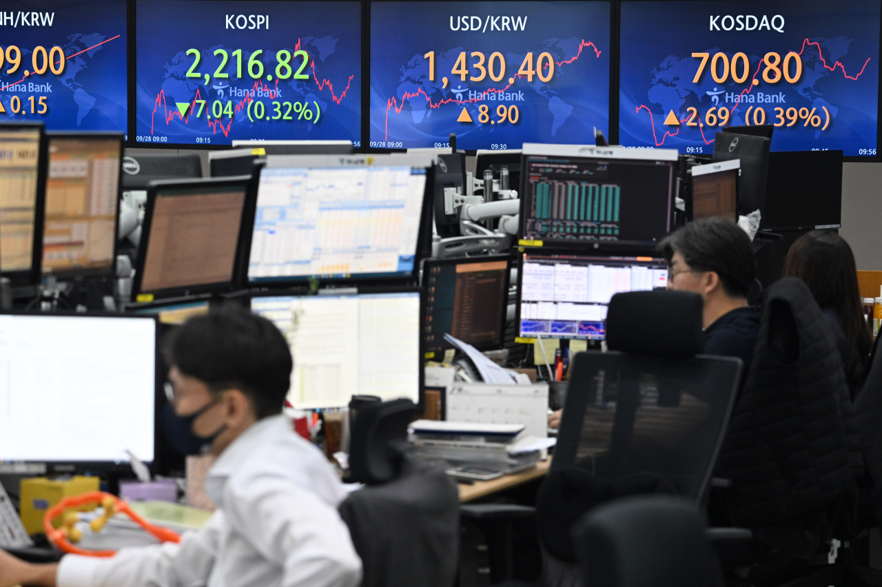 28일 서울 중구 명동 하나은행 딜링룸에서 직원들이 업무중인 가운데 전광판에 코스피지수와 원/달러 환율지수가 표기되어 있다. 임세준 기자