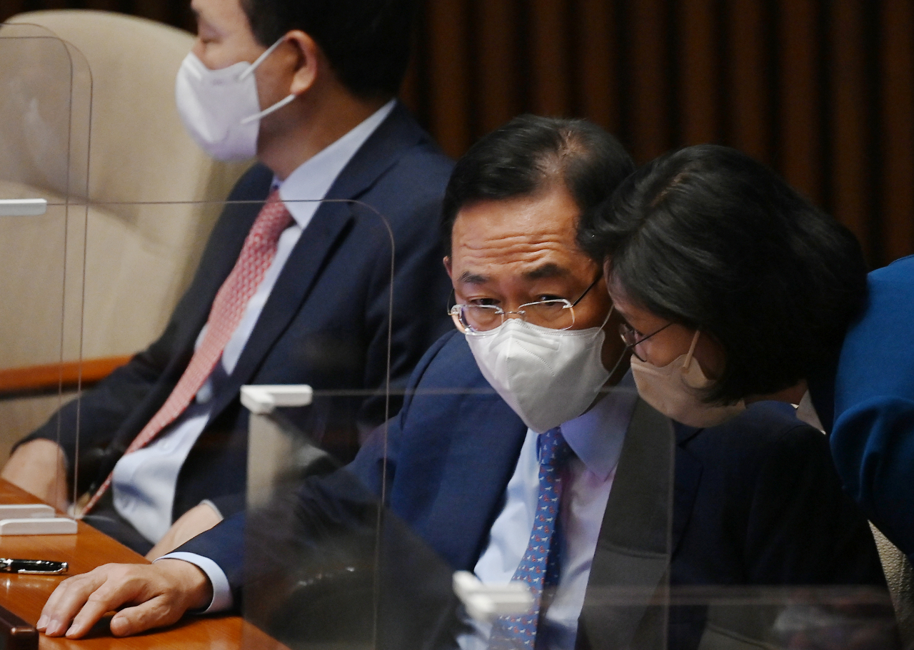 국민의힘 주호영 원내대표가 28일 서울 여의도 국회에서 열린 본회의에서 동료 의원과 대화하고 있다. [사진=이상섭 기자]