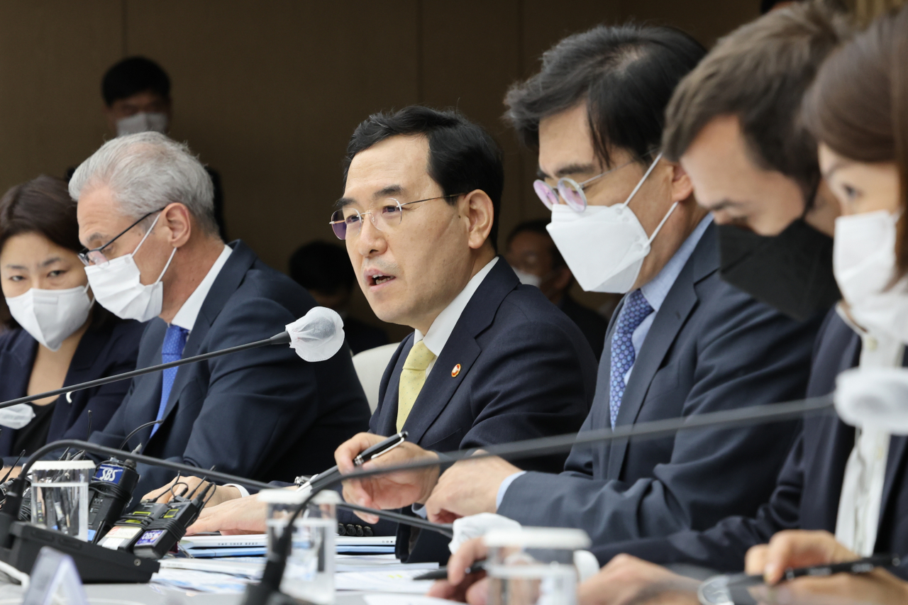 이창양 산업통상자원부 장관이 28일 오전 서울 중구 대한상의에서 열린 '자동차 산업전략 원탁회의'를 주재하고 있다. 정부는 이날 회의에서 2030년까지 글로벌 전기차 생산 규모를 330만대로 늘려 세계시장 점유율을 5%에서 12%로 확대하기로 하는 등 '자동차 산업 글로벌 3강 전략'을 발표했다. 왼쪽부터 로베르토 렘펠 한국GM 사장, 이창양 장관, 공영운 현대차 사장, 스테판 드블레즈 르노코리아 사장. [연합]