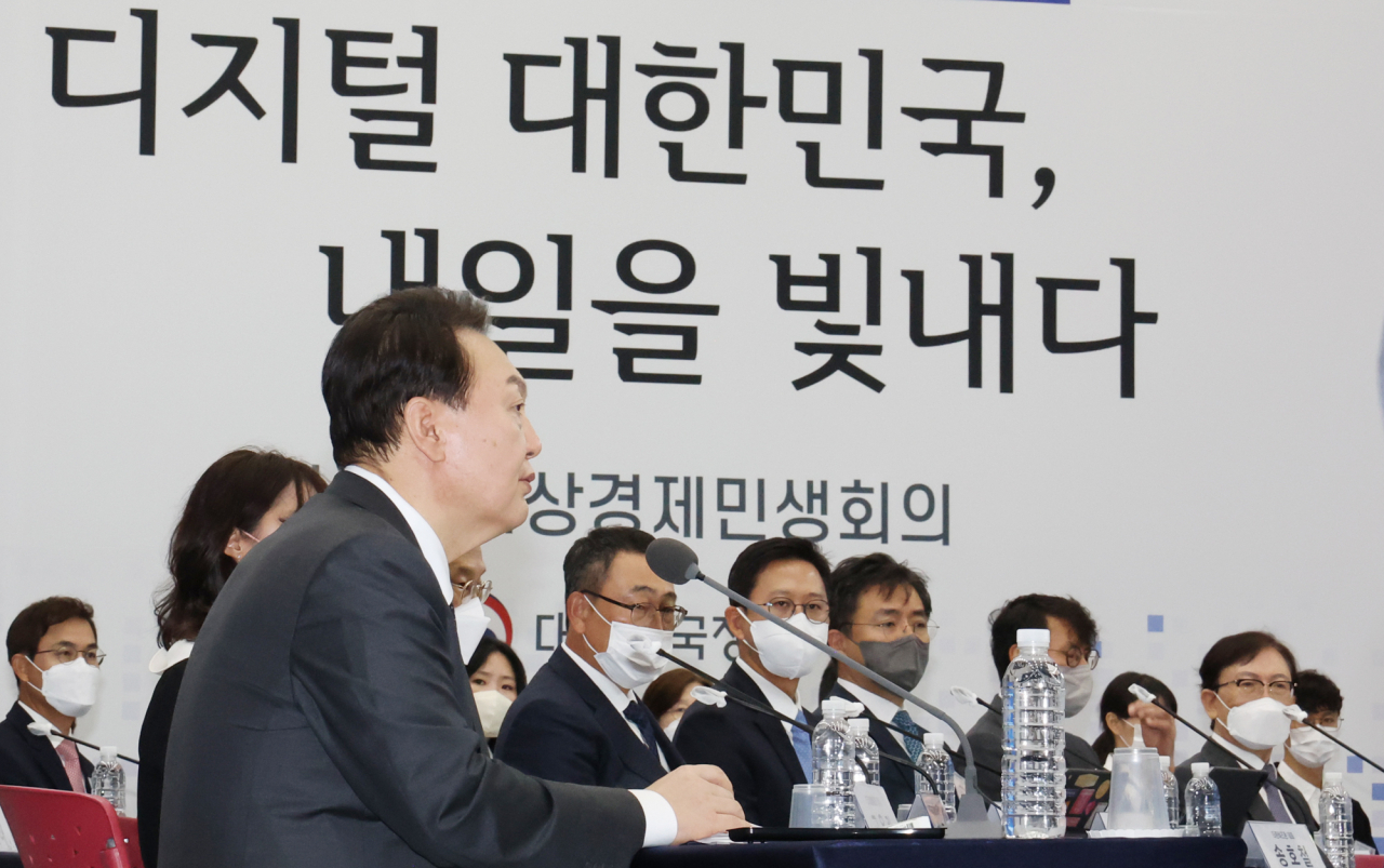 윤석열 대통령이 28일 광주 김대중 컨벤션센터에서 열린 제8차 비상경제민생회의에서 발언하고 있다. [연합]