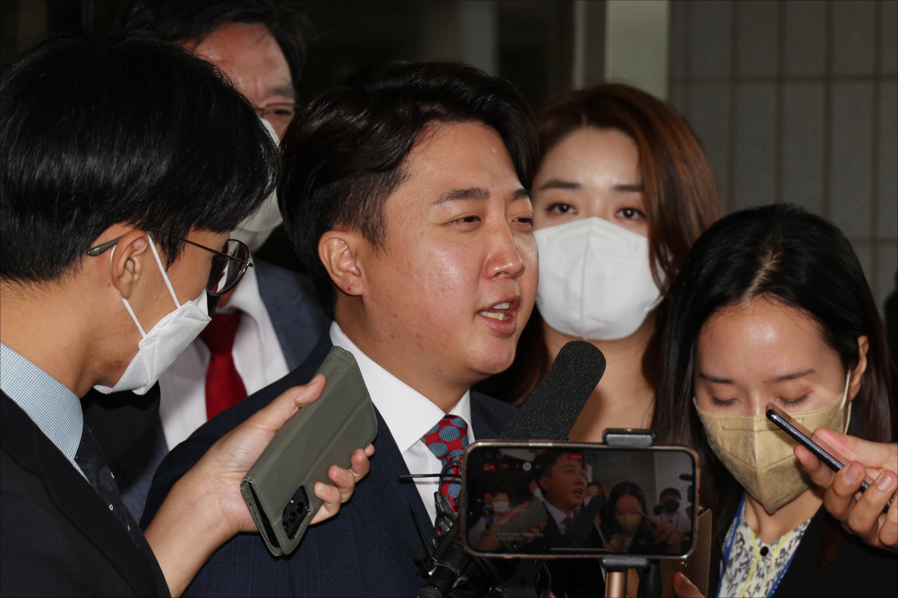 이준석 전 국민의힘 대표가 28일 서울 양천구 서울남부지법에서 열린 국민의힘 당헌 효력 정지 가처분 심문을 마친 뒤 취재진의 질문에 답변하고 있다.[연합]