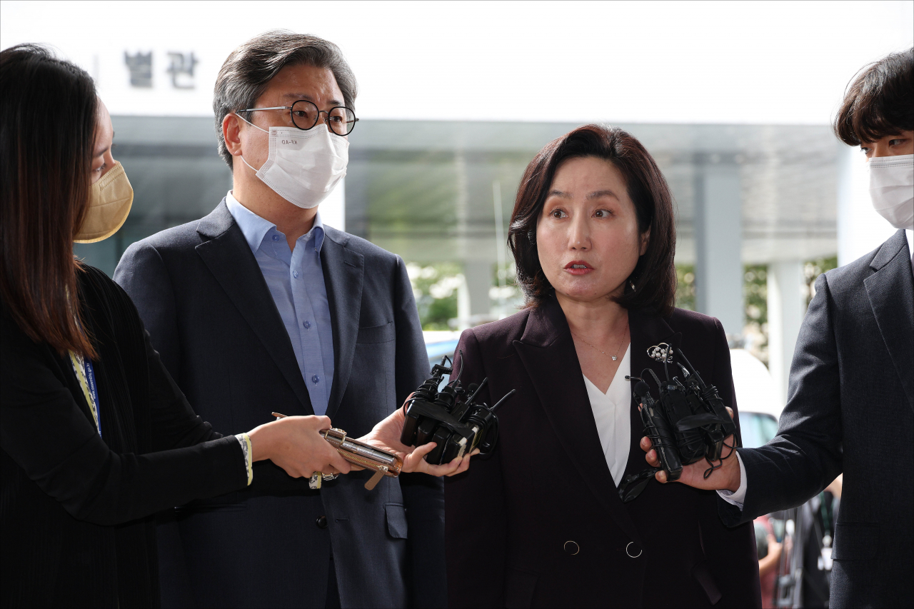 28일 서울 양천구 서울남부지법에서 전주혜 국민의힘 비상대책위원이 국민의힘 당헌 효력 정지 가처분 심문 변론을 위해 법원으로 들어가기 전 취재진의 질문에 답변하고 있다. 왼쪽은 김종혁 비대위원. [연합]