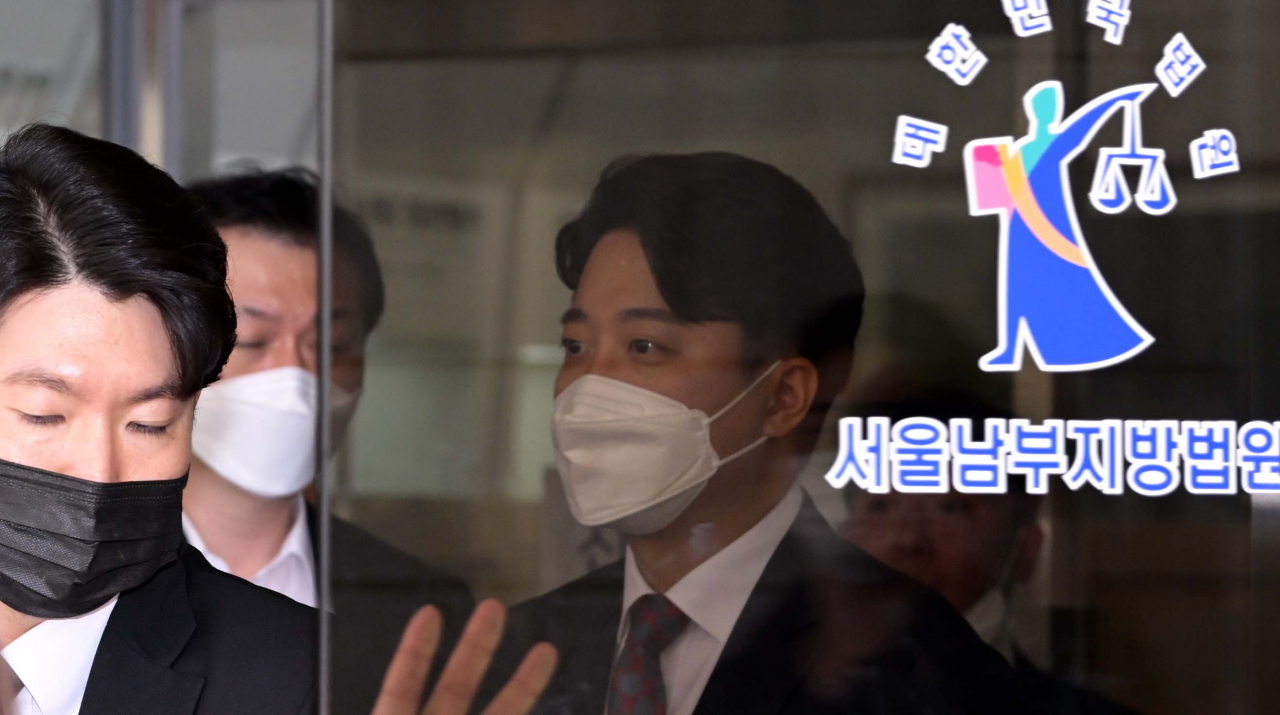 이준석 전 국민의힘 대표가 28일 서울 양천구 서울남부지법에서 열린 국민의힘 당헌 효력 정지 가처분 심문을 마친 뒤 법원을 나서고 있다. [연합]