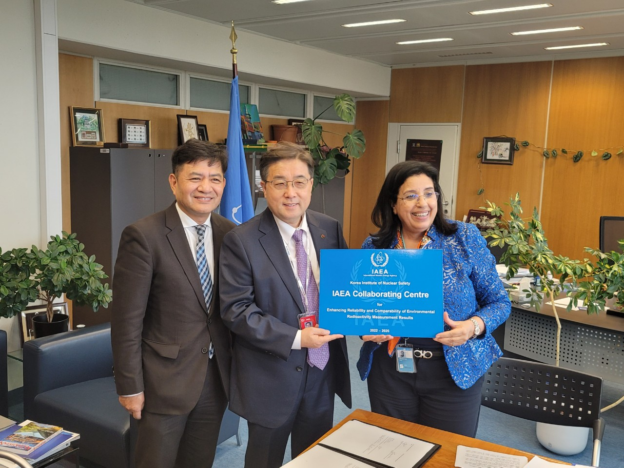 IAEA 협력센터 현판 전달식 모습. 왼쪽부터 윤연진 주오스트리아 대한민국 대사, 김석철 KINS 원장, 나잣 목타르 IAEA 핵과학 및 응용부 사무차장.[KINS 제공]