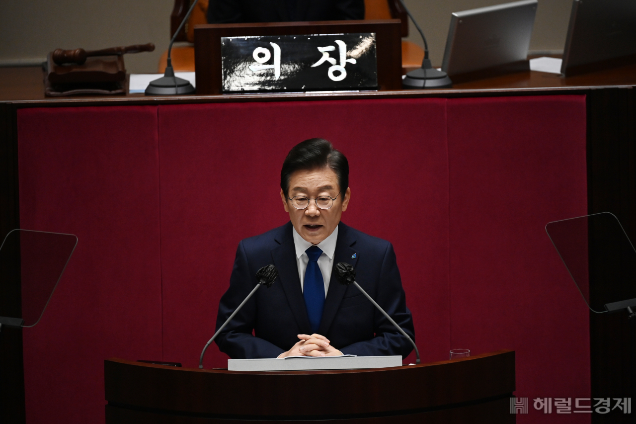 이재명 더불어민주당 대표가 28일 오전 서울 영등포구 국회의사당에서 열린 본회의에서 교섭단체 대표 연설을 하고 있다. [이상섭 기자]