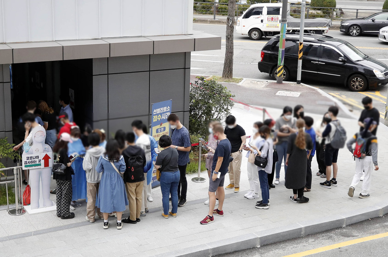 Foreign students wait in line to be tested of COVID-19 before being admitted to enter dormitories at a testing booth in Gwangju on Aug. 29. (Yonhap)
(광주=연합뉴스) 29일 오전 광주 북구 상시선별진료소에서 보건소 의료진이 새 학기를 앞두고 관내 대학교 기숙사 입소를 위해 입국한 외국인 교환학생들의 PCR 검사를 안내하고 있다. 2022.8.29 [광주 북구청 제공. 재판매 및 DB 금지]