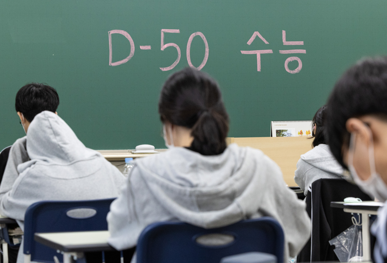 2023학년도 대입 수학능력시험이 50일 앞으로 다가온 28일 오후 서울 송파구 잠신고등학교 3학년 학생들이 집중해 자율학습을 하고 있다. [연합]