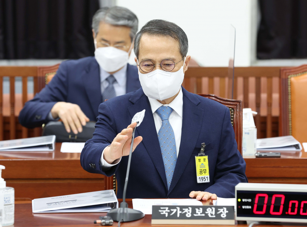 김규현 국가정보원장이 28일 서울 여의도 국회에서 열린 정보위원회 전체회의에서 회의를 준비하고 있다. [사진=이상섭 기자]