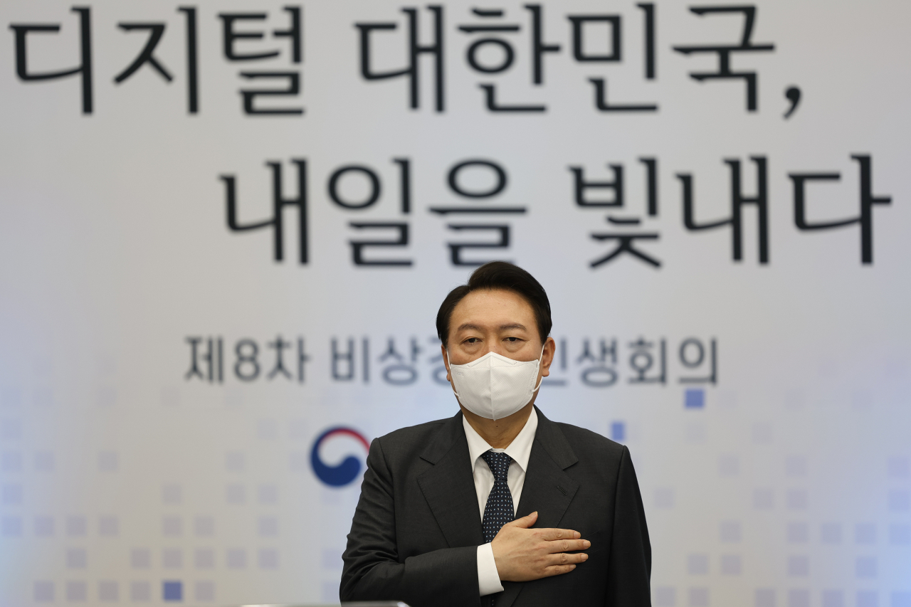 윤석열 대통령이 28일 광주 김대중 컨벤션센터에서 열린 제8차 비상경제민생회의에서 국기에 경례를 하고 있다. [연합]