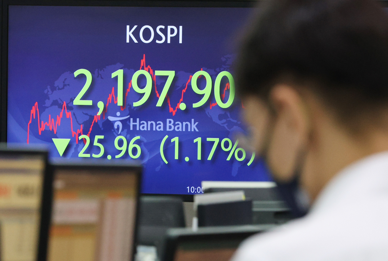 오전 서울 중구 하나은행 딜링룸 전광판에 코스피 지수가 장중 2200선 아래로 떨어지고 있다. [연합]