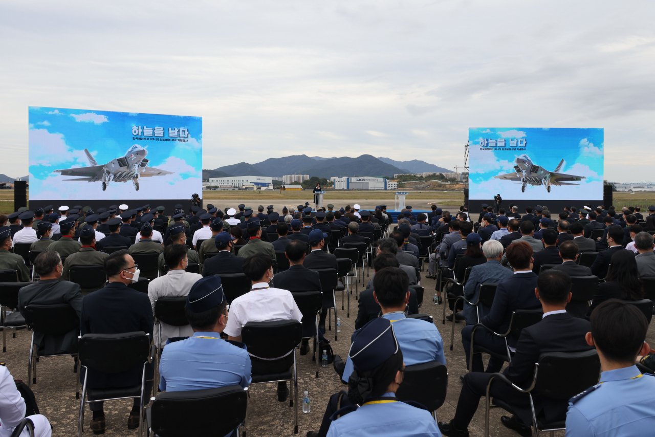 28일 경남 사천 공군 제3훈련비행단에서는 ‘하늘을 날다’를 주제로 KF-21의 최초비행 성공을 축하하는 기념행사가 열렸다. [방위사업청 제공]