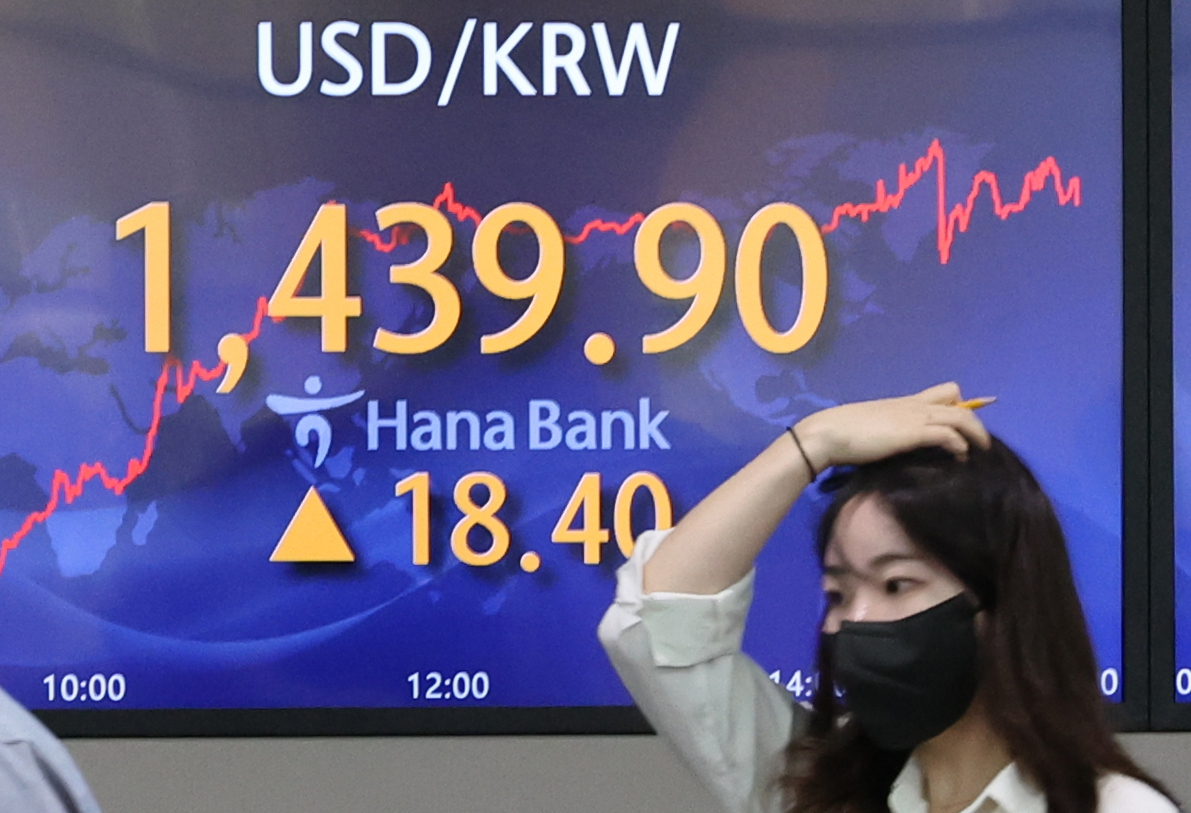 28일 오후 서울 중구 하나은행 딜링룸 화면에 원·달러 환율이 표시돼 있다. 이날 장 중 1440원을 돌파한 원/달러 환율은 18.4원 오른 1,439.9원 마감됐다. [연합]