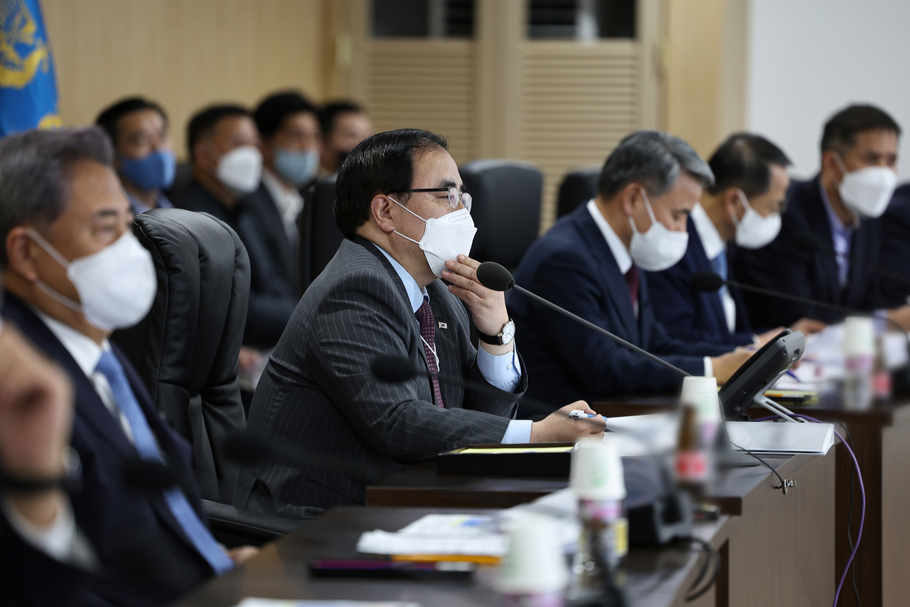 북한이 단거리 탄도미사일 2발을 발사한 28일 서울 용산 대통령실 청사 지하 국가위기관리센터에서 김성한 국가안보실장이 긴급 국가안전보장회의(NSC) 상임위원회 회의를 주재하고 있다. [연합]