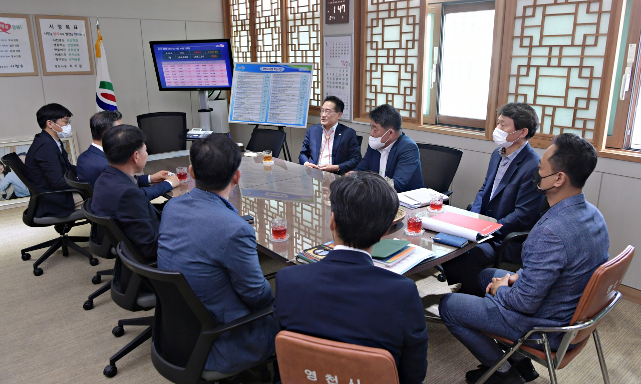 윤영대 대구시 군사시설이전단장 등이 지난 27일 영천시를 찾아 최기문 시장과 군부대 통합 이전 관련 사업에 대해 논의하고 있다.[영천시 제공]