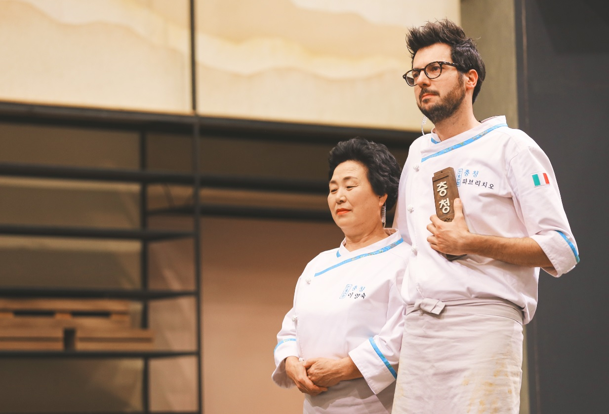 Food researcher Lee Young-sook (left) and Fabrizio Ferrari star in “Hansik Battle.” (Tving)