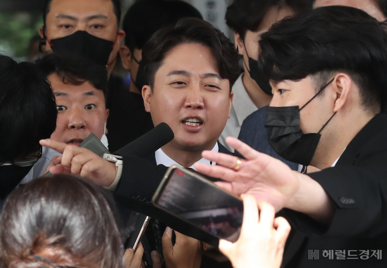 이준석 국민의힘 전 대표가 28일 서울 양천구 서울남부지방법원에서 열린 국민의힘 당헌 효력 정지 가처분 심문을 마치고 법원을 나서며 취재진의 질문을 받고 있다. 서울남부지법 민사51부(부장 황정수)는 이날 이 전 대표가 국민의힘과 정진석 비대위원장 및 비대위원 6명을 상대로 낸 3&sim;5차 가처분 신청 사건을 심문했다. 이상섭 기자