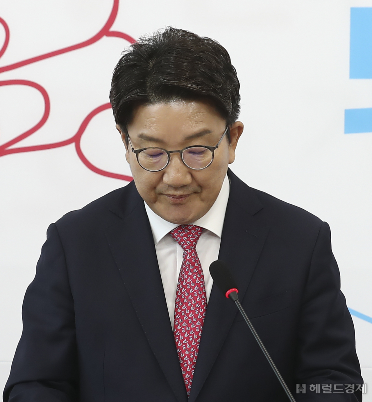 권성동 원내대표가 8일 오후 국회 국민의힘 당대표회의실에서 원내대표직 사퇴를 밝히는 기자회견을 하고 있다. 이상섭 기자