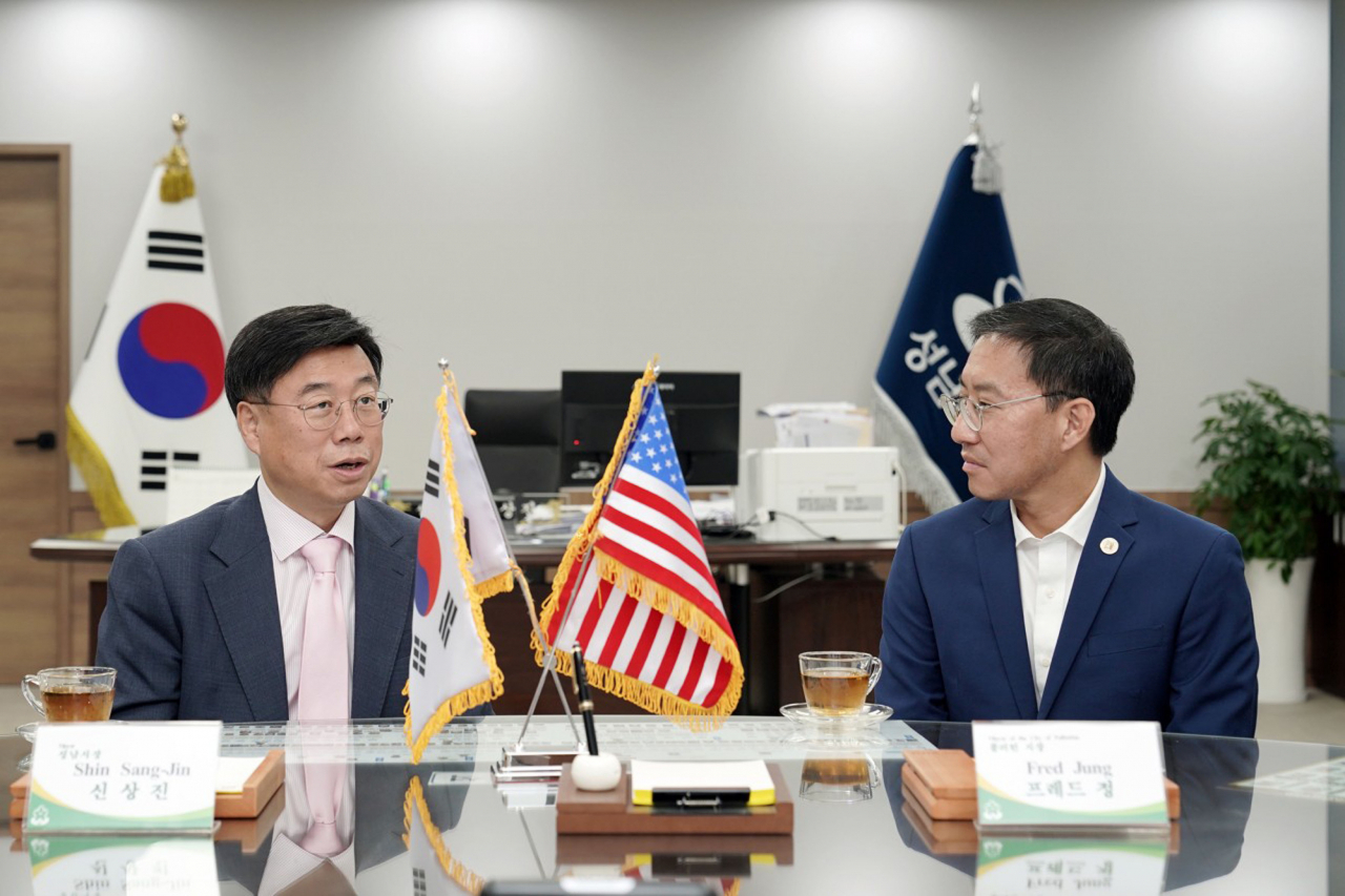 신상진 성남시장(왼쪽), 미국 풀러턴市와 우호교류 의향서 체결[성남시 제공]