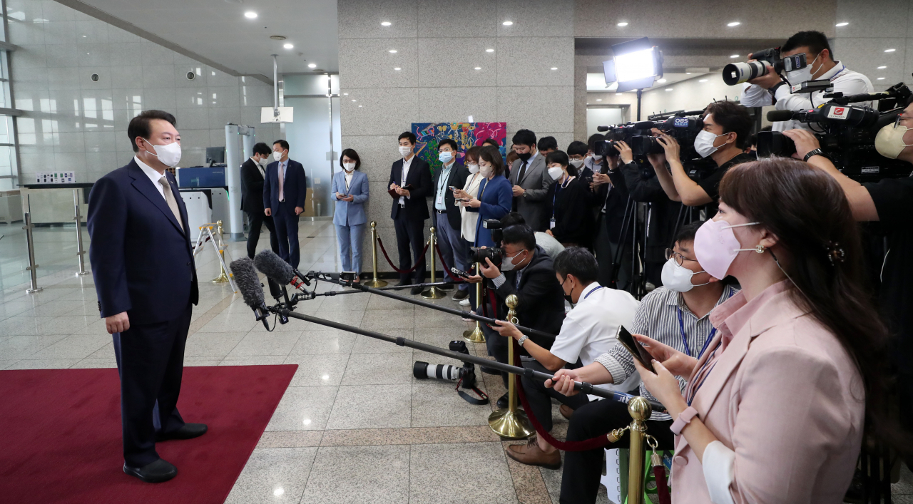 윤석열 대통령이 29일 오전 서울 용산 대통령실 청사로 출근, 기자들과 질의응답을 하고 있다. [연합]