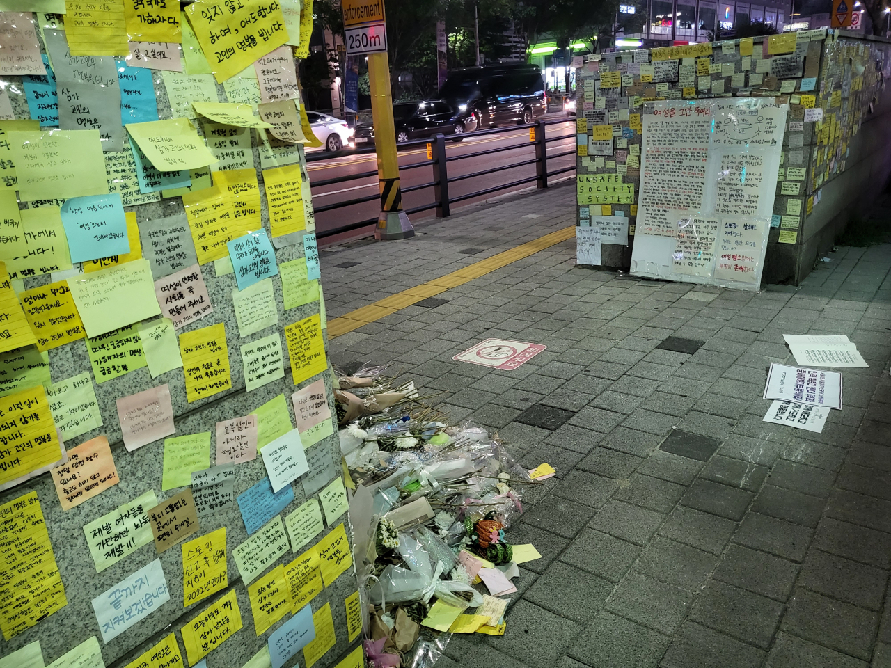서울 중구 신당역 10번 출구 앞에 마련된 추모 공간. 박혜원 기자