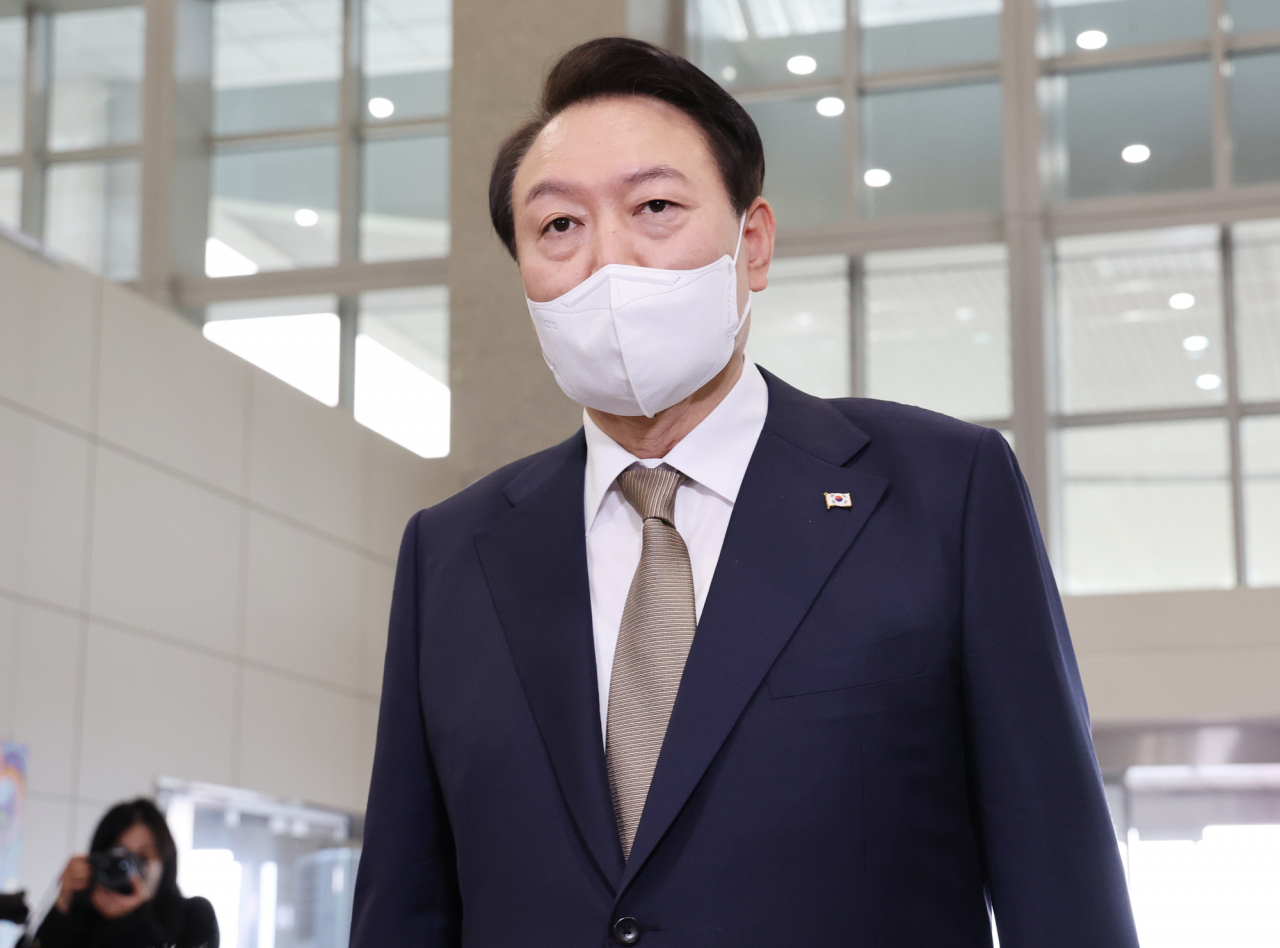 윤석열 대통령이 29일 오전 서울 용산 대통령실 청사로 출근, 기자들과 질의응답을 하고 있다. [연합]