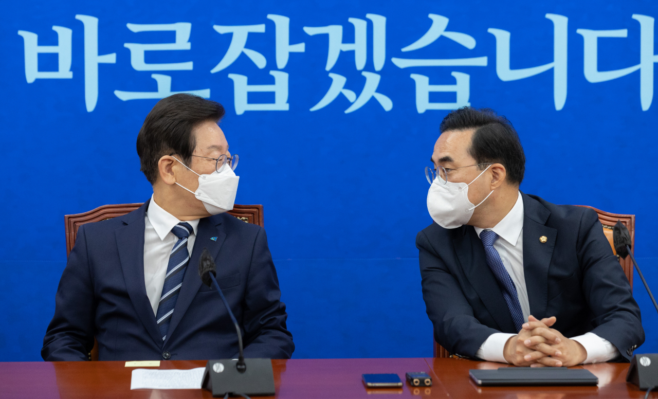 더불어민주당 이재명 대표와 박홍근 원내대표가 29일 오전 국회에서 열린 당 국정감사 종합상황실 현판식 및 상임위원회 간사단 연석회의에서 대화하고 있다. [연합]