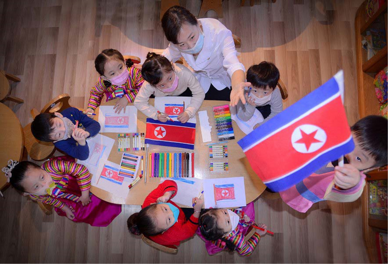 대외선전매체 '조선의 소리'은 북한 주민들이 북한 국기인 인공기를 형상화한 옷을 즐겨 입으며 애국심을 다지고 있다고 6일 보도했다. 연합뉴스