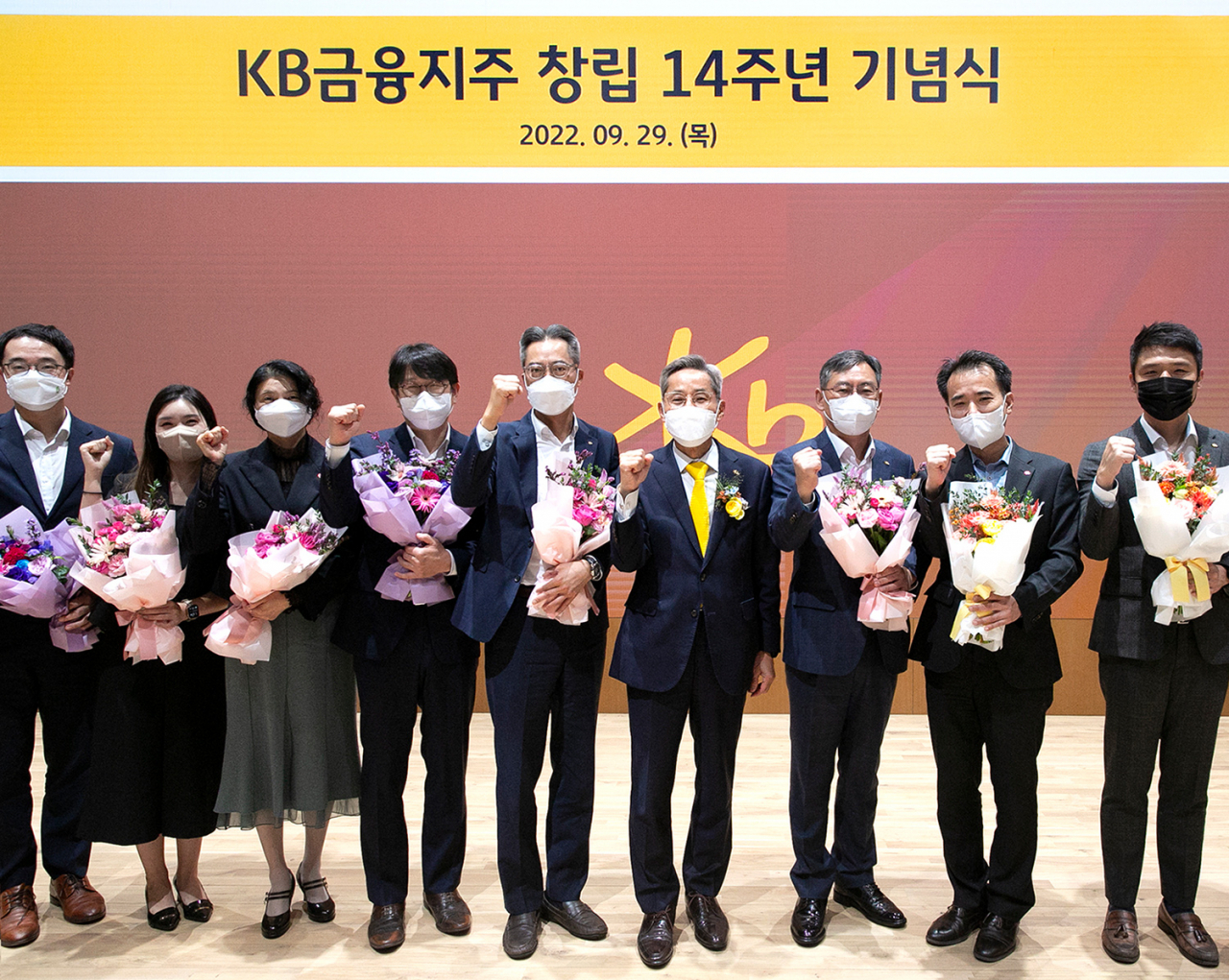 KB금융그룹 윤종규 회장(왼쪽에서 여섯번째)이 창립 14주년 기념식 후 KB금융지주 맹진규 감사부 총괄 전무(왼쪽에서 다섯번째), KB금융지주 윤여운 HR총괄 전무(왼쪽에서 일곱번째) 등장기근속 직원들과 함께 기념촬영을 하고 있다.