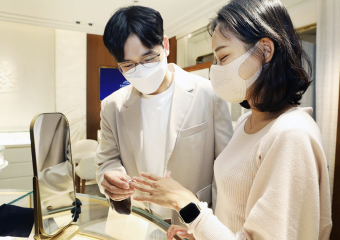 롯데백화점 본점에 있는 럭셔리 주얼리 브랜드 쇼메에서 신혼부부가 상품을 보는 모습 [롯데백화점]