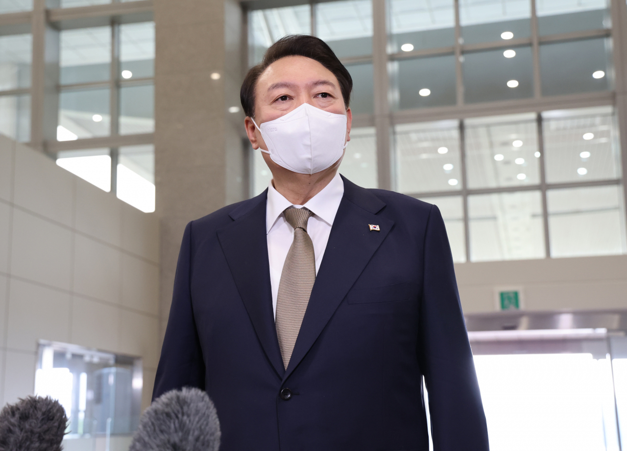 윤석열 대통령이 29일 오전 서울 용산 대통령실 청사로 출근, 기자들과 질의응답을 하고 있다. [연합]