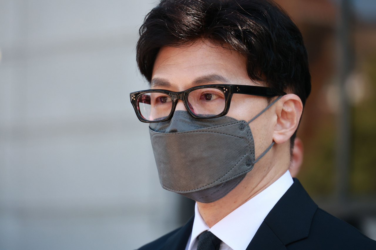 한동훈 법무부 장관이 27일 오후 서울 종로구 헌법재판소에서 열리는 '검수완박법' 권한쟁의심판 첫 공개 변론에 출석하며 취재진의 질문에 답하고 있다. [연합]