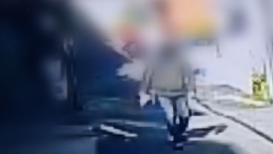 서울 관악구 신림동 고시원 건물주 살해 혐의를 받는 남성이 범행 직후 모자와 마스크로 얼굴을 가린 채 나오는 모습. [JTBC 방송화면 캡처]