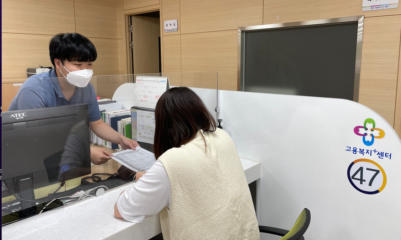 용인고용복지플러스센터를 찾은 한 구직자가 복지상담을 받고 있디.[용인시 제공]