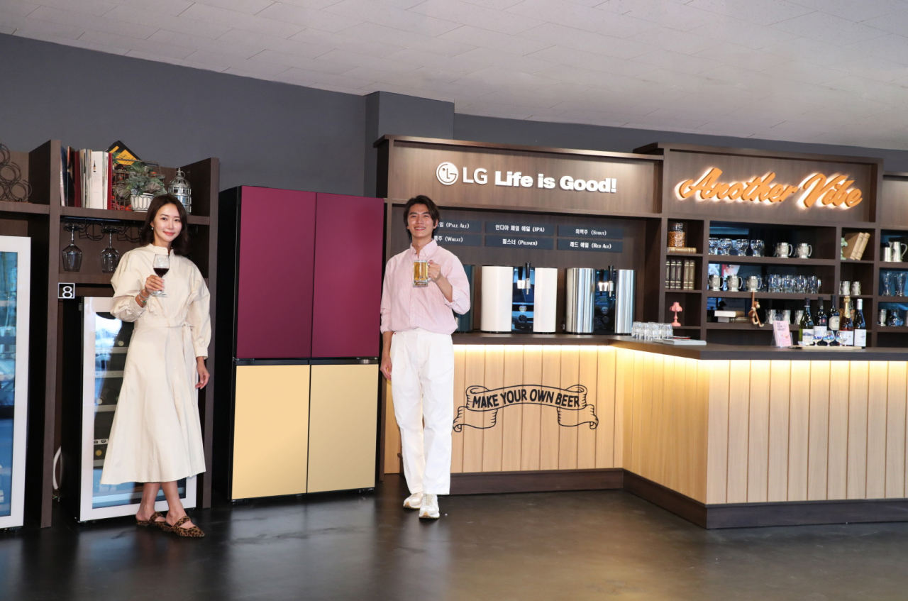 ‘LG 디오스 오브제컬렉션 무드업(사진 가운데)’, 프리미엄 수제맥주제조기 ‘LG 홈브루 오브제컬렉션(오른쪽)’, ‘LG 디오스 오브제컬렉션 와인셀러’ 등이 서울시 서초구 어나더바이브 양재천길에 전시돼 있다. [LG전자 제공]