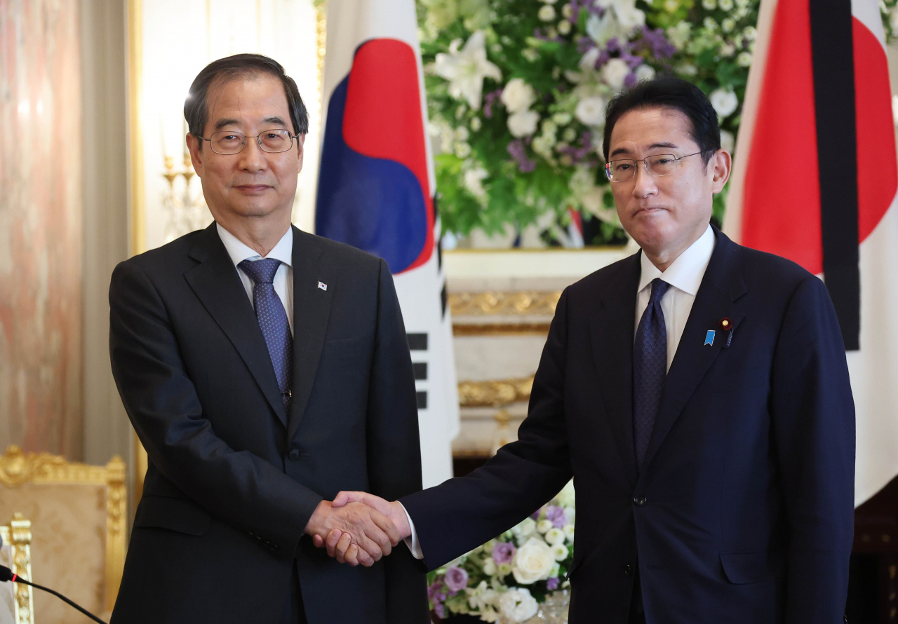 한덕수(왼쪽) 국무총리가 지난 28일 일본 도쿄(東京) 아카사카 영빈관에서 기시다 후미오(岸田文雄) 일본 총리를 만나 악수하고 있다. [연합]