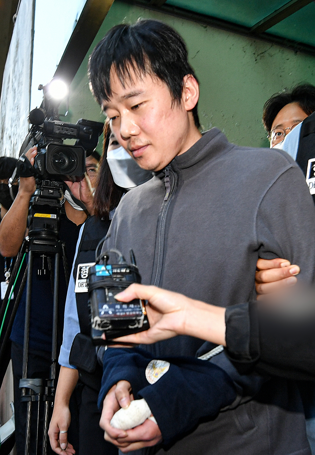 서울 지하철 2호선 신당역 동료 역무원 살해 피의자 전주환이 지난 21일 서울 중구 남대문경찰서에서 검찰로 송치되고 있다. 임세준 기자