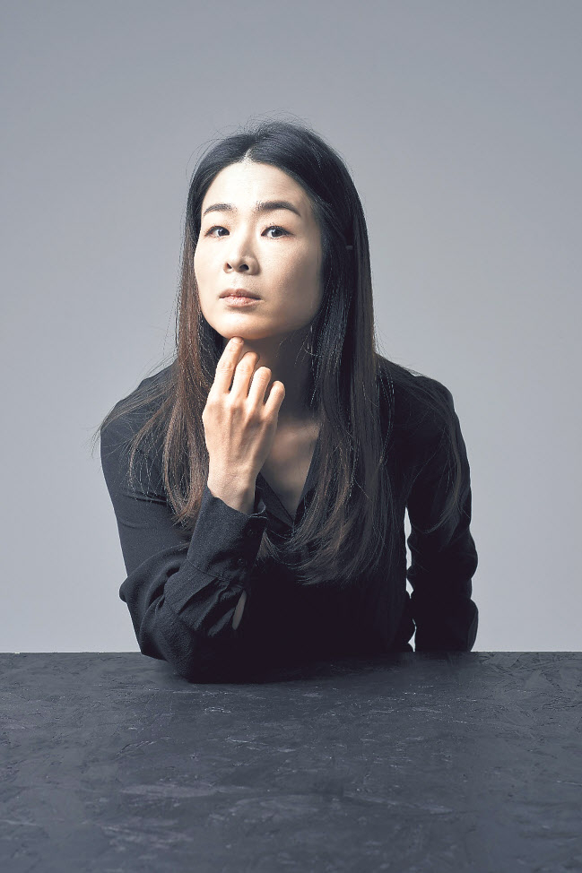 동시대가 요구하는 새로운 작창가인 이자람은 “‘옛날 것, 늙은 것, 오래된 것, 재미없는 것’이라는 명제와 싸워온 것이 판소리의 역사였다”며 “그 오랜 싸움에서 창극과 판소리는 이제 약간의 밸런스를 찾기 시작했다”고 말했다. [국립극장 제공]