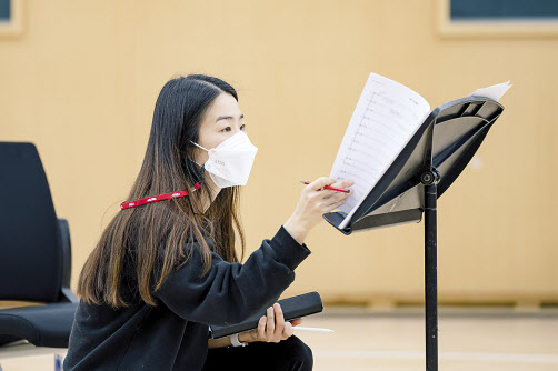 소리꾼이자 작창가이며 작곡가이고 작가인 이자람이 국립창극단의 ‘나무, 물고기, 달’을 통해 작창, 작곡, 음악감독까지 세 명의 역할을 맡았다. 이자람은 “나는 중간자의 역할”이라며 “작가와 연출이 그리는 드라마를 최대한 서포트 하되 창극의 색깔을 잃지 않도록 했다”고 말했다. [국립극장 제공]